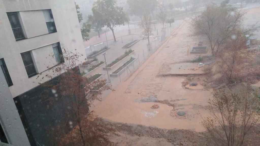 Así de inundado queda el Parque Santiburcio cuando llueve fuerte sobre Barcelona / XLG