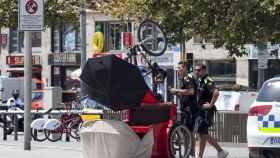 Control de un triciclo en La Barceloneta / HUGO FERNÁNDEZ