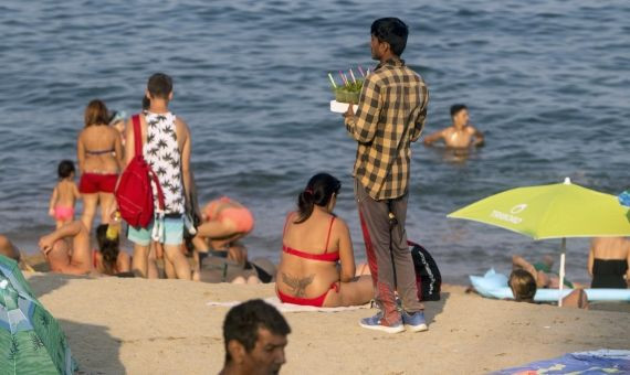 Un vendedor de mojitos en la playa de la Barceloneta | HUGO FERNÁNDEZ