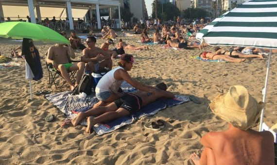 La escena del masaje en la Barceloneta | P.B.