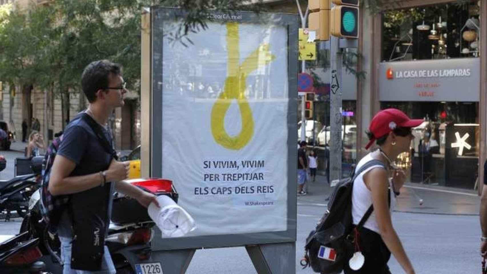 Imagen del cartel situado en la marquesina de Plaza Urquinaona