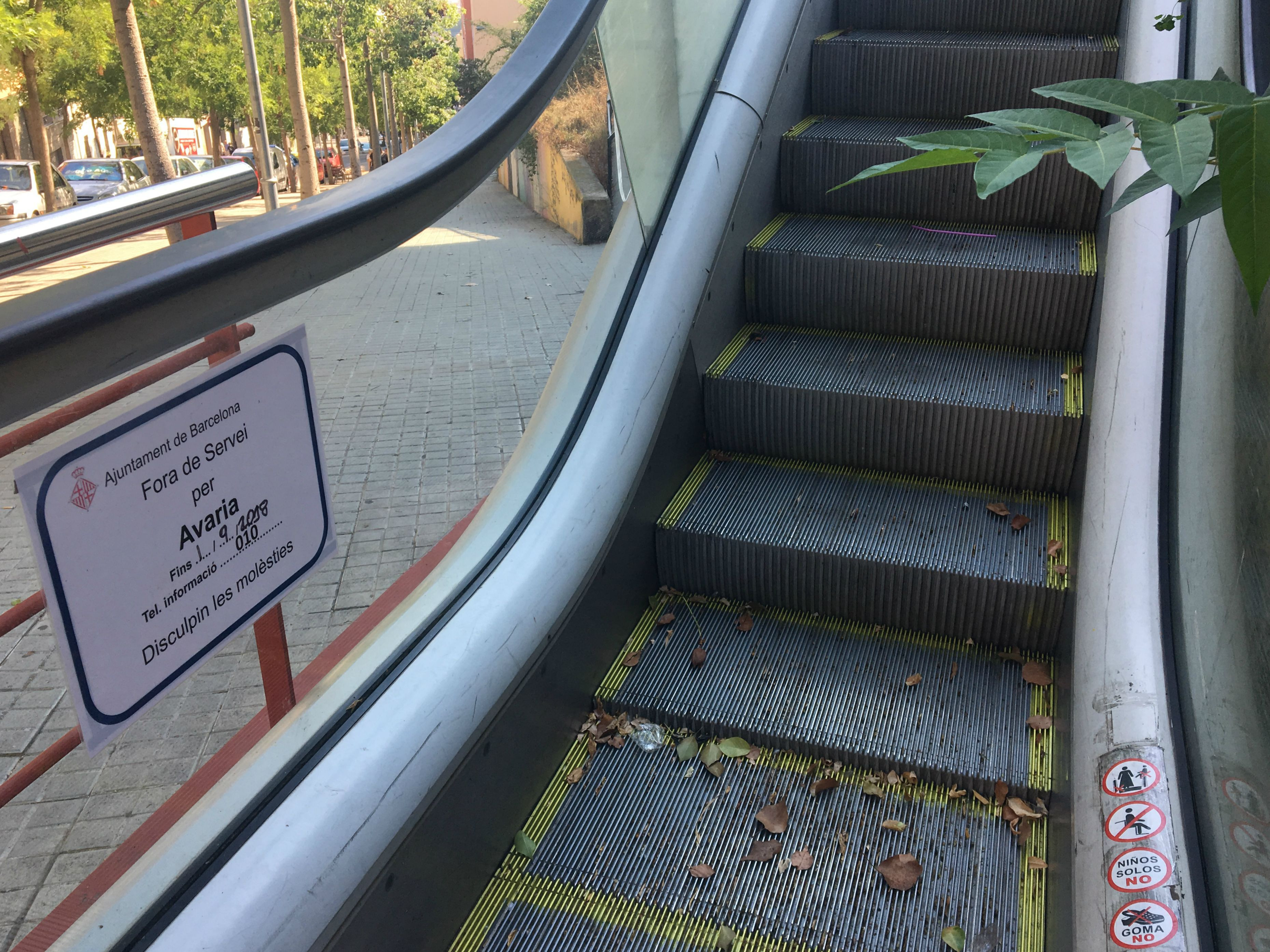 Escaleras mecánicas averiadas en la calle Llobregós del Carmel / LAURA GUERRERO