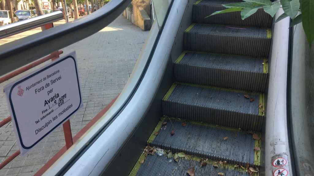 Escaleras mecánicas averiadas en la calle Llobregós del Carmel / LAURA GUERRERO