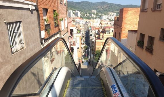 La escalera mecánica de la calle Murtra, en el Carmel, salva una gran pendiente / LAURA GUERRERO