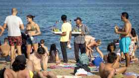 Vendedores ambulantes en la playa de Barcelona