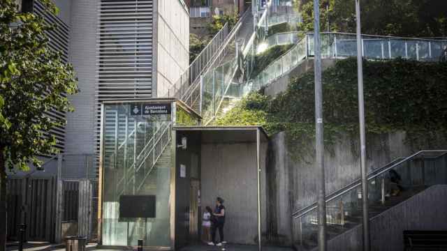 Uno de los ascensores del barrio del Guinardó / HUGO FERNÁNDEZ