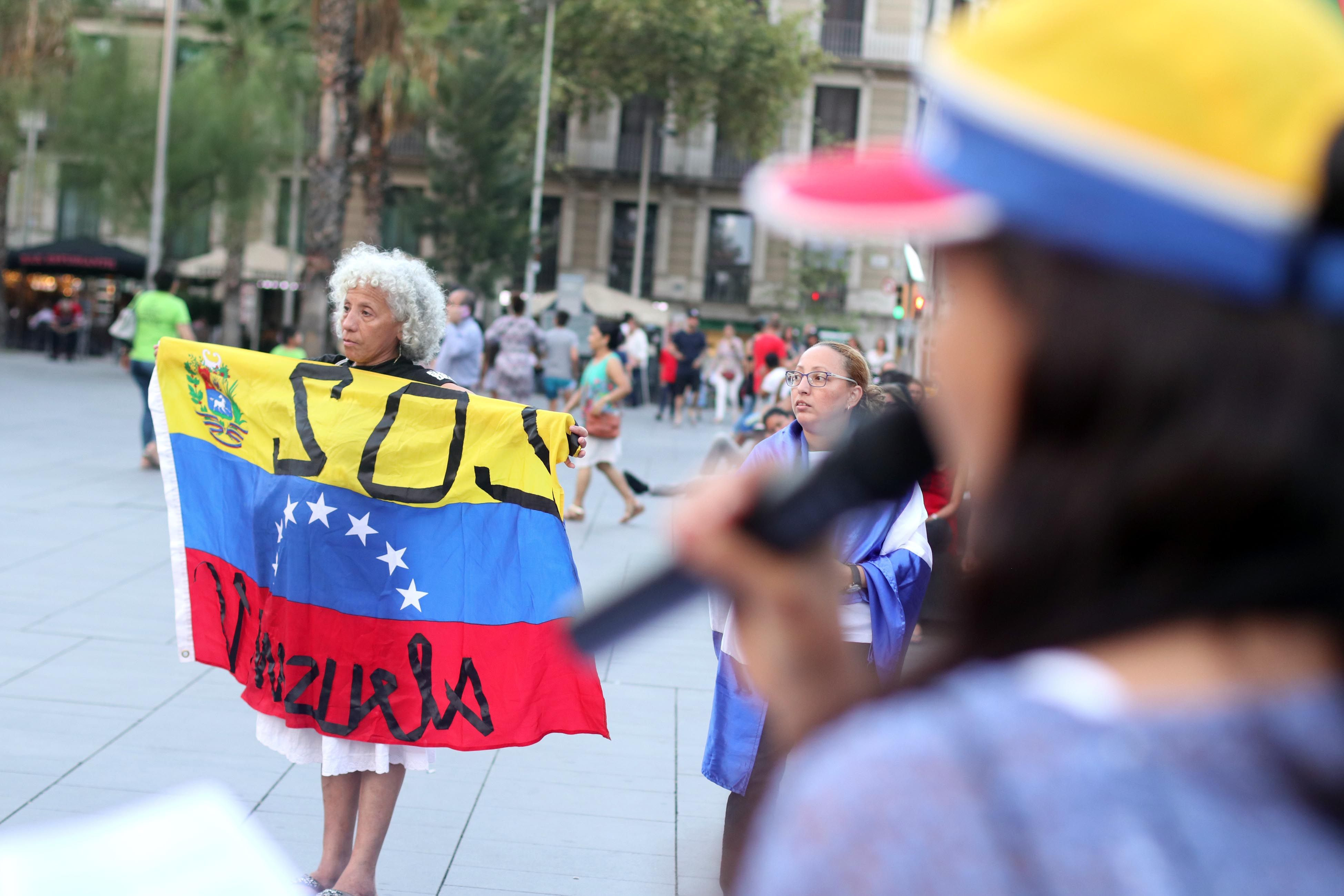 Pancarta en la que se puede leer 'SOS Venezuela' / HUGO FERNÁNDEZ