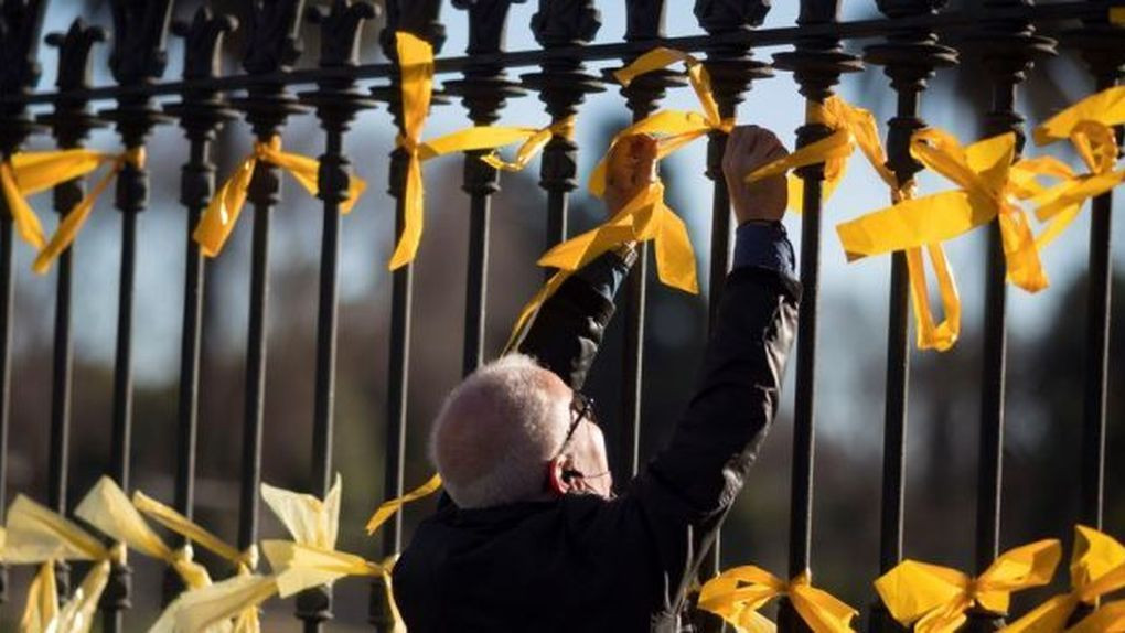 Un ciudadanos retira lazos amarillos en Barcelona