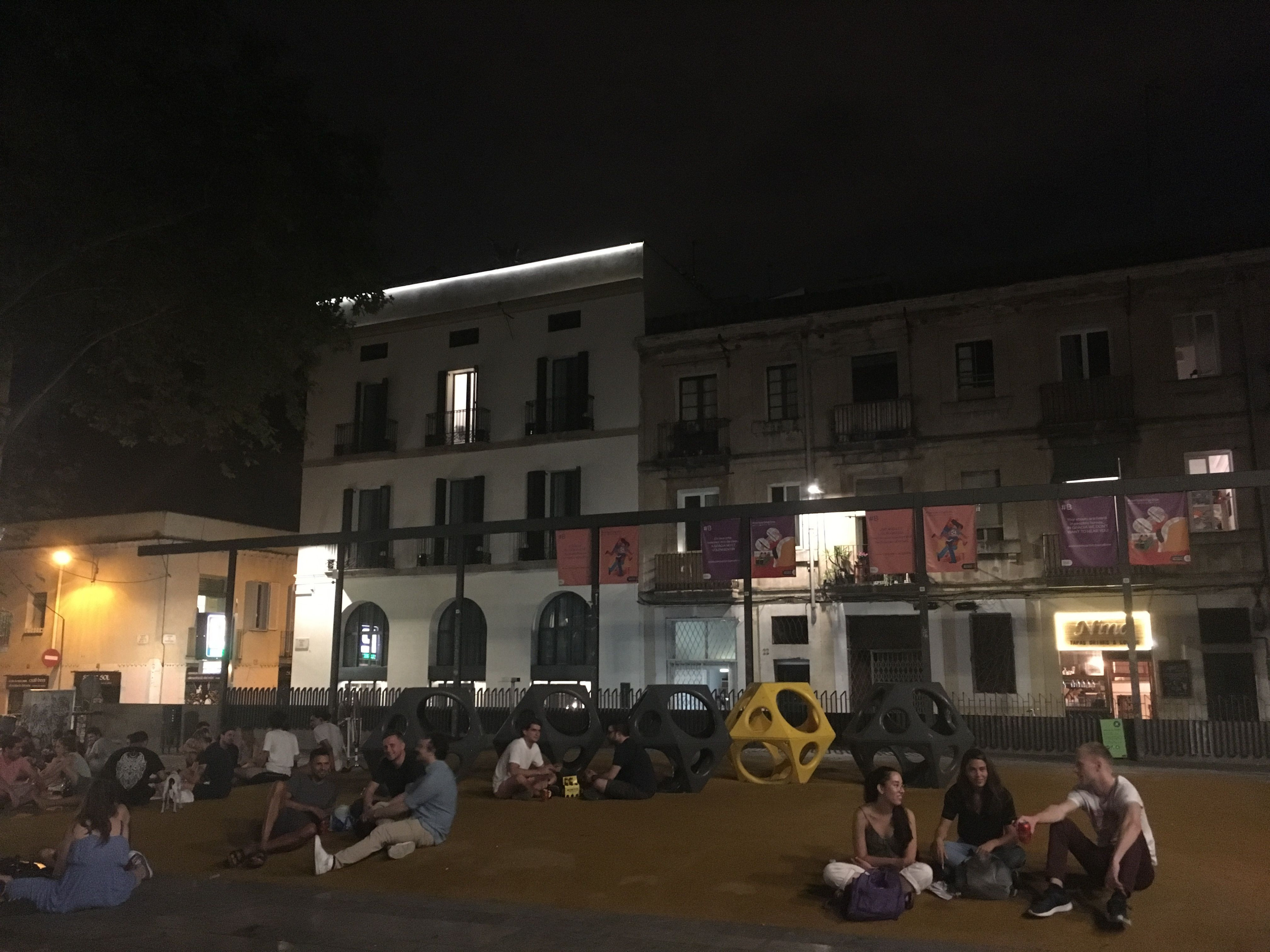 Jóvenes haciendo botellón en el parque infantil de la plaza del Sol | P. B.