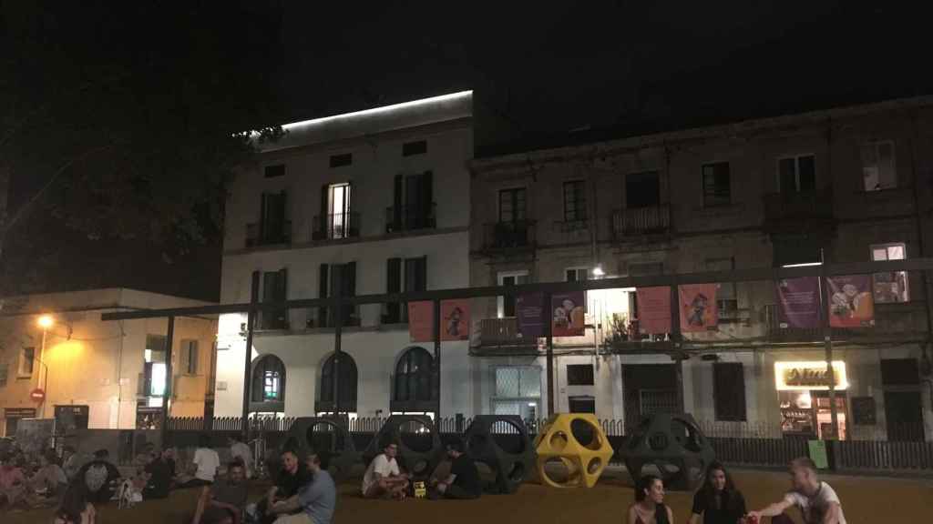 Jóvenes haciendo botellón en el parque infantil de la plaza del Sol / P. B.