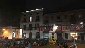 Jóvenes haciendo botellón en el parque infantil de la plaza del Sol / P. B.