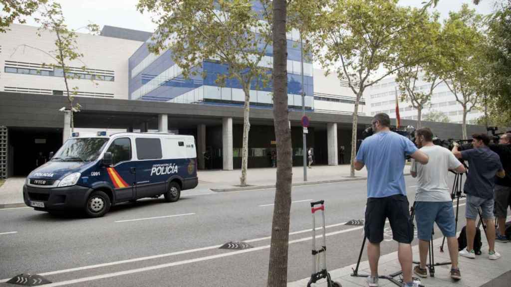 Momento en que la Policía Nacional traslada al presunto agresor a la Ciudad de la Justicia / EFE, Marta Pérez