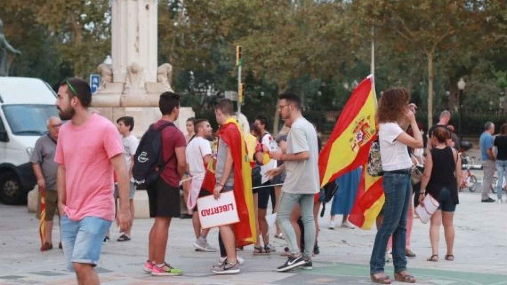 Manifestantes con banderas españolas / HUGO FERNÁNDEZ