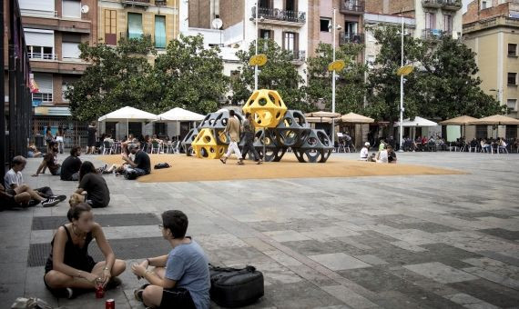 Jóvenes haciendo botellón en pleno día en la plaza del Sol | HUGO FERNÁNDEZ