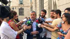 Jaume Collboni en declaraciones a los medios, en plena Plaça Sant Jaume / MIKI