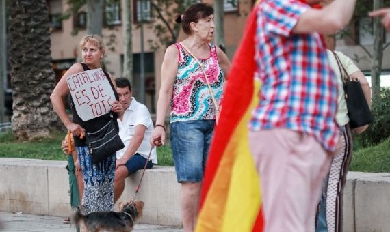 Una mujer con una pancarta alusiva / HUGO FERNÁNDEZ