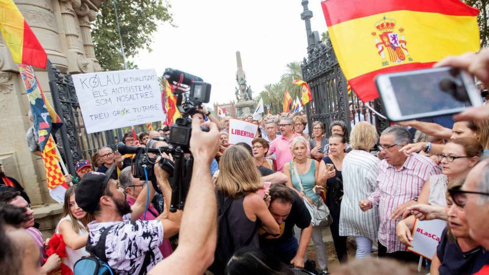 El cámara de Telemadrid, con la cabeza agachada, tras la agresión. EFE