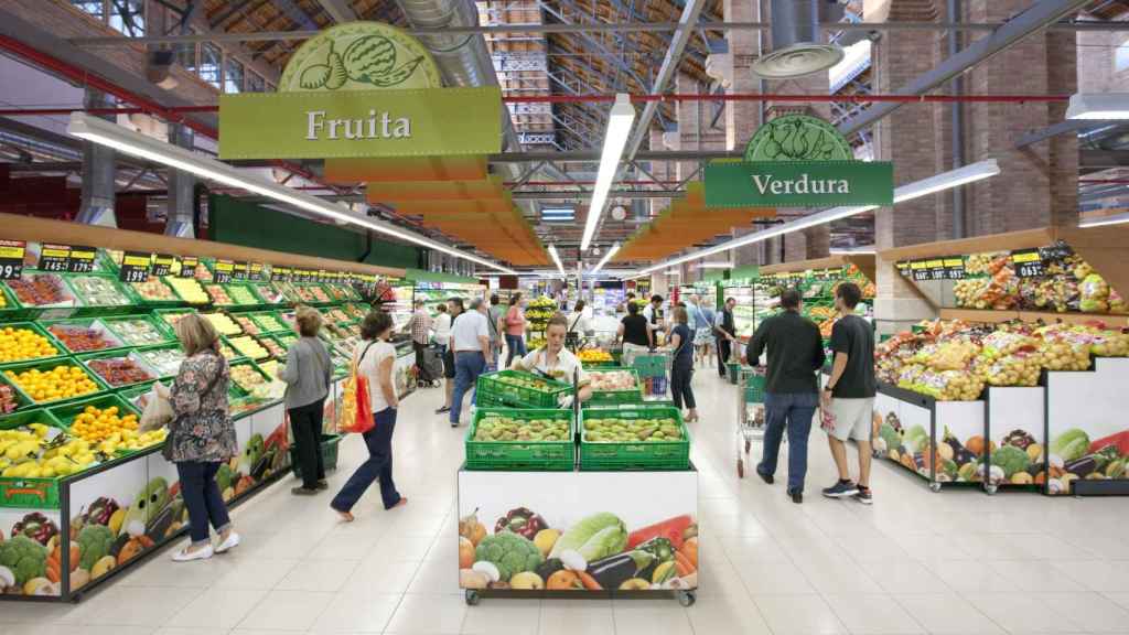 Sección de frutas y verduras en la tienda de Mercadona en el Mercat de Sants