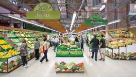 Sección de frutas y verduras en la tienda de Mercadona en el Mercat de Sants