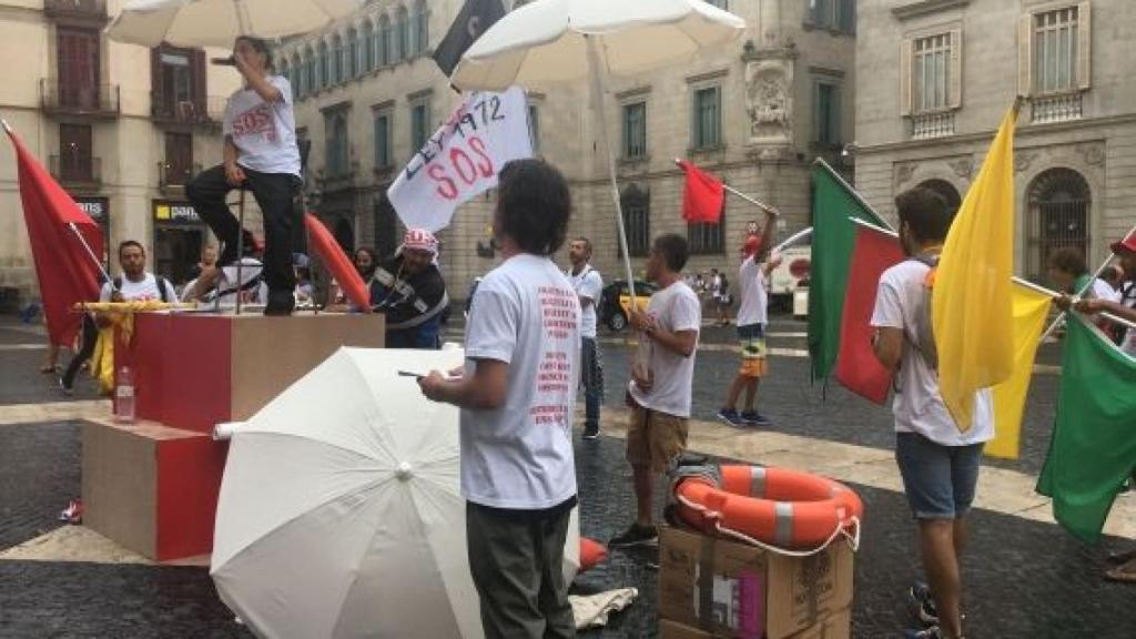 Reivindicación socorrista con sombrillas y salvavidas bajo la lluvia / A.O.