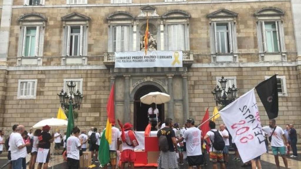 Los socorristas reclaman un decreto sectorial delante de la Generalitat en imagen de archivo / A.O.