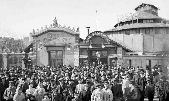 Una imagen del Paral·lel |Arxiu Fotogràfic Centre Excursionista de Catalunya