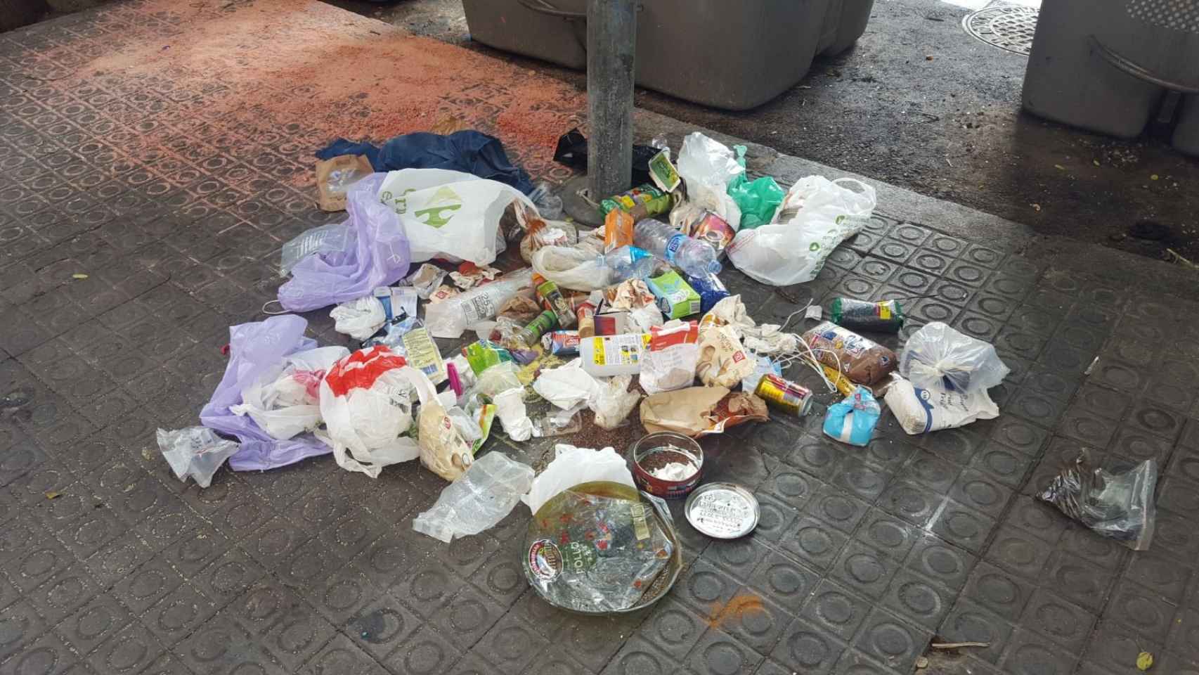 Basura en el suelo del Raval, al lado de un contenedor | MA