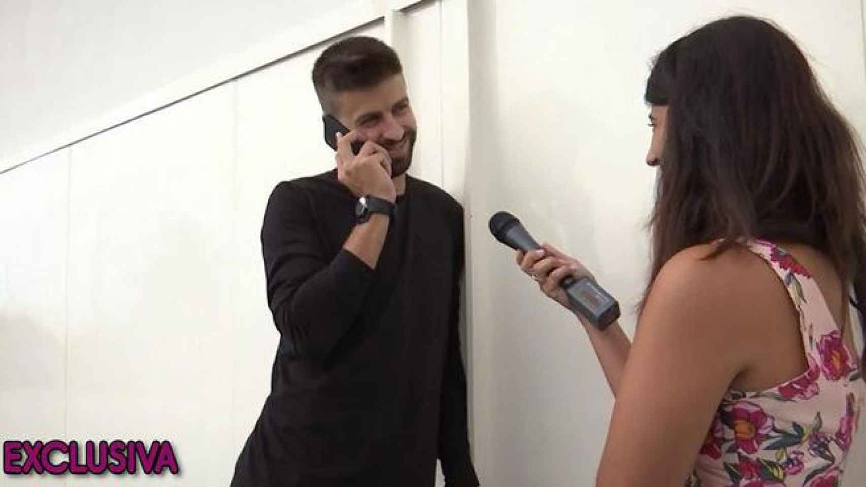 Gerard Piqué junto con la reportera de Sálvame frente a la puerta de su casa