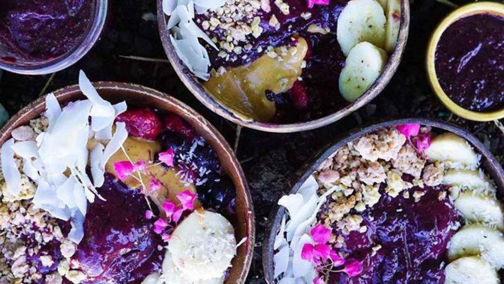 Açaí con granola y flores / CASA DO AÇAÍ