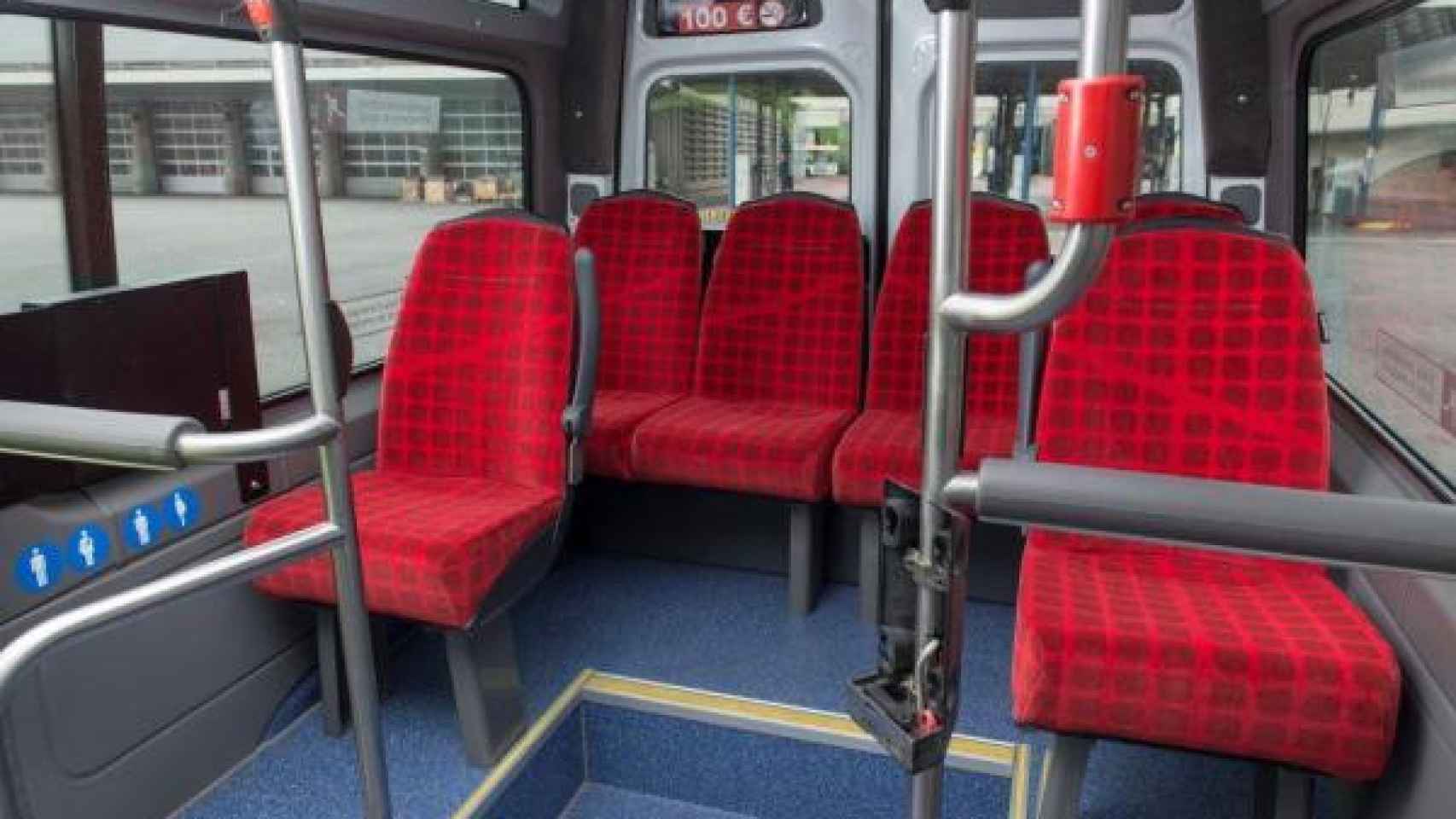 Interior de un bus de barrio como el 112 de Sant Genís dels Agudells / TMB