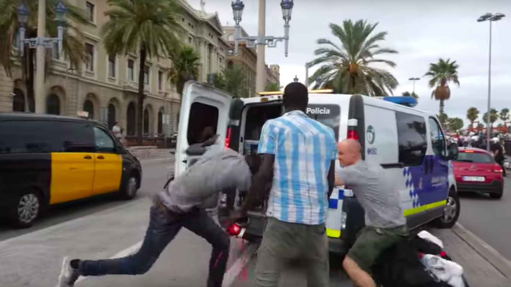 Un guardia urbano se enfrenta a un mantero en una reciente redada junto a la zona portuaria / MA