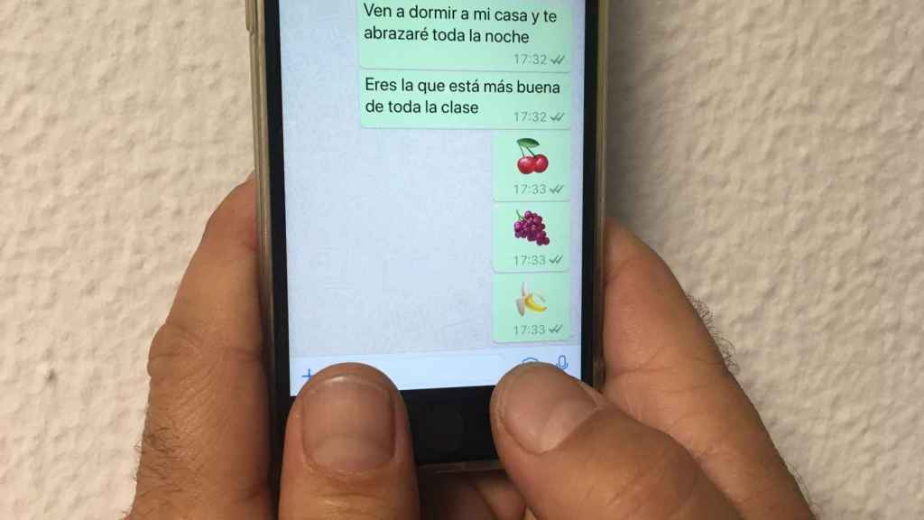 Una recreación de la conversación del profesor con la alumna por Whatsapp | MA