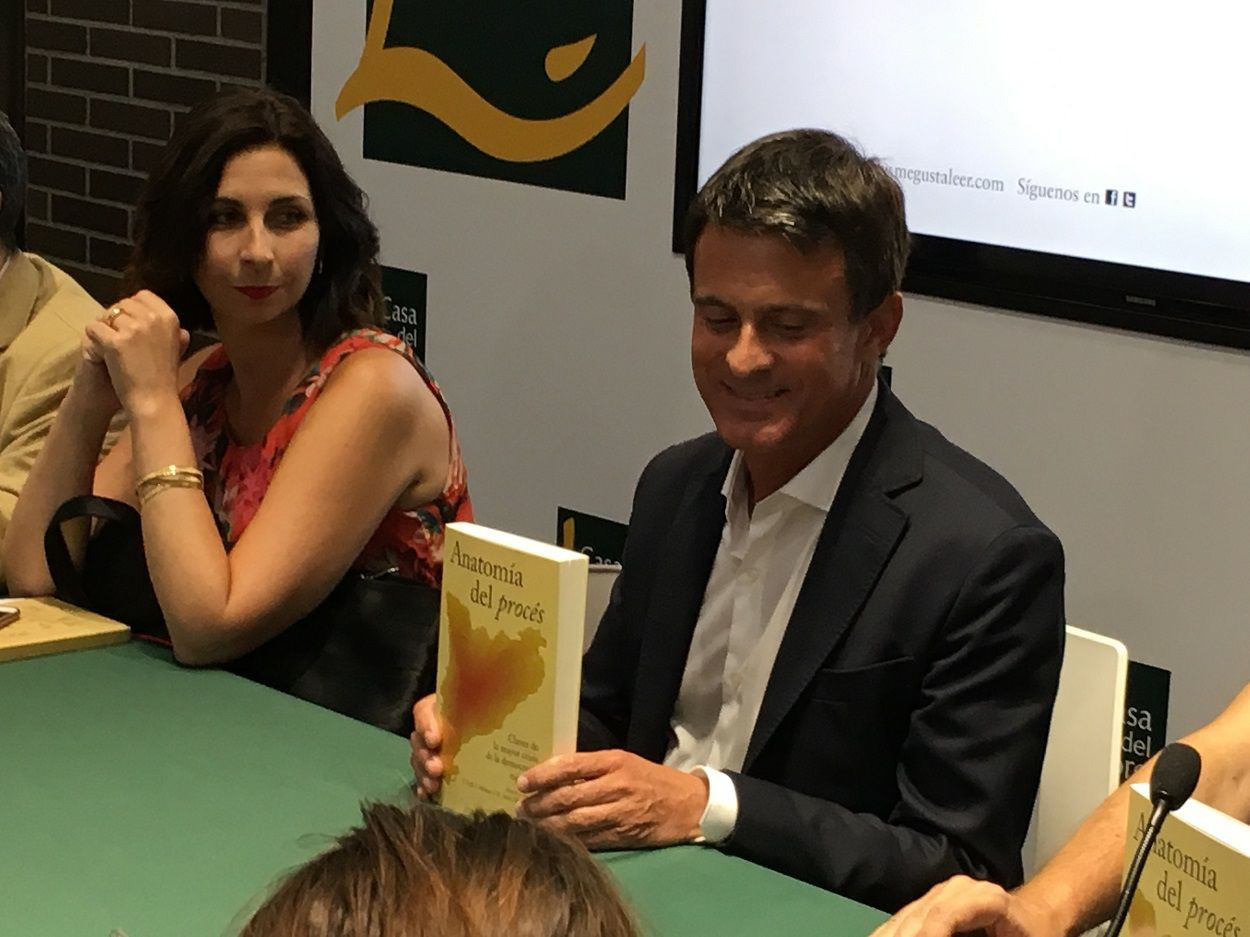 Manuel Valls, con el libro en sus manos / MIKI