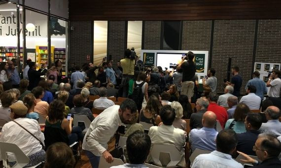 Valls ha llenado la Casa del Llibre / MIKI