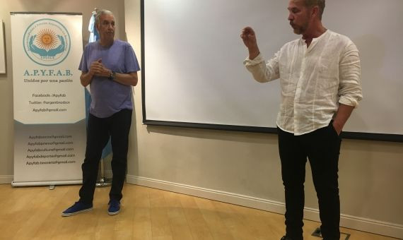 El director, Ricardo Preve y el actor, Willy Barbosa en la presentación de la serie en BCN / A.O.