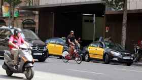 Una bici circula por la ronda de Sant Pere, junto al muelle de carga de El corte Inglés y la parada de taxis / HUGO FERNÁNDEZ