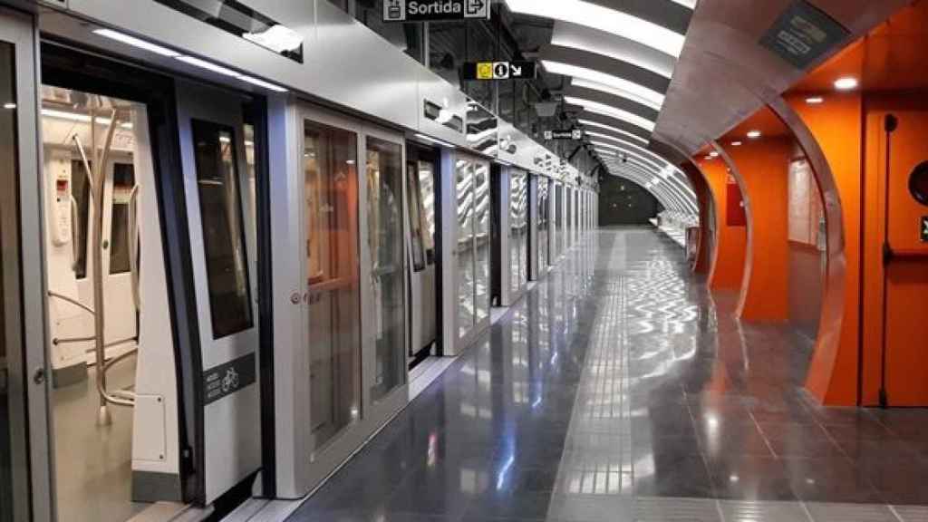 Un tren en la estación de la Foneria, en el barrio de la Marina / TMB