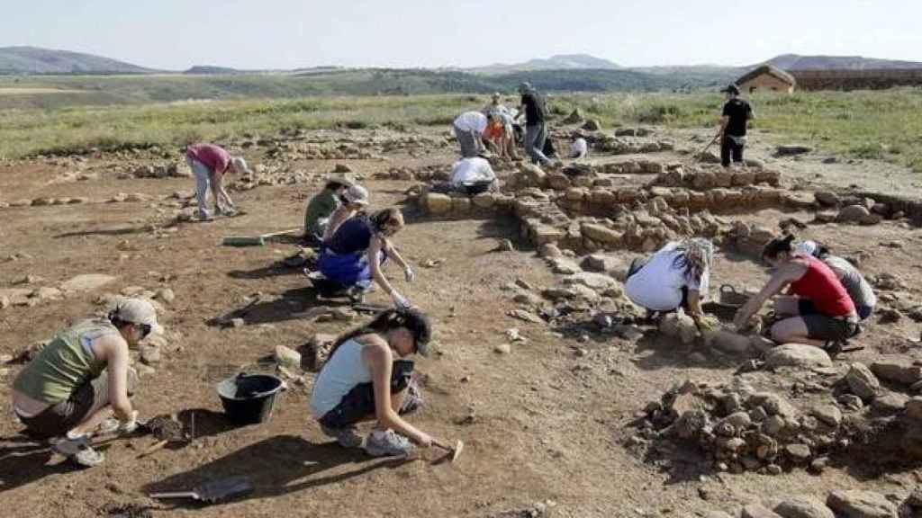 Arqueólogas trabajando en una excavación / EFE