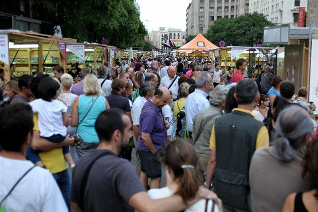 Visitantes a la Setmana del Llibre en Català en una de las pasadas ediciones / EUROPA PRESS