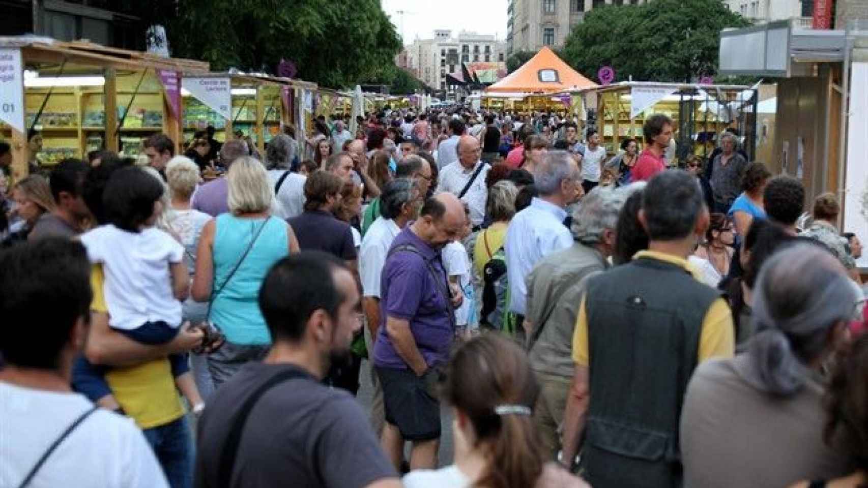 Visitantes a la Setmana del Llibre en Català en una de las pasadas ediciones / EUROPA PRESS