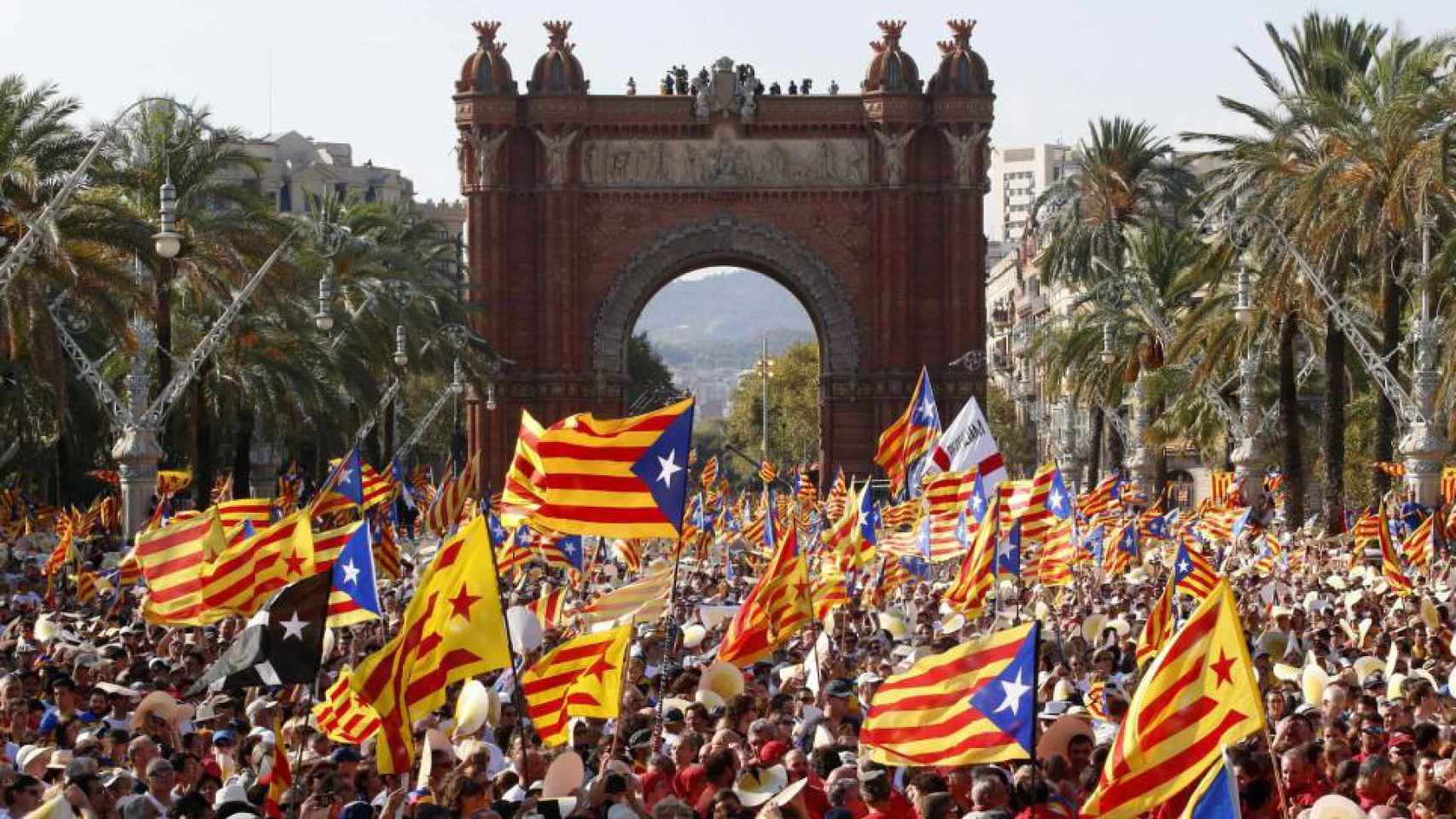 Manifestación de la Diada, con decenas de banderas esteladas.