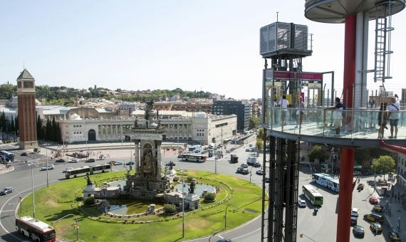 Ascensor del Centro Comercial Las Arenas con vistas a la plaza  / HUGO FERNÁNDEZ