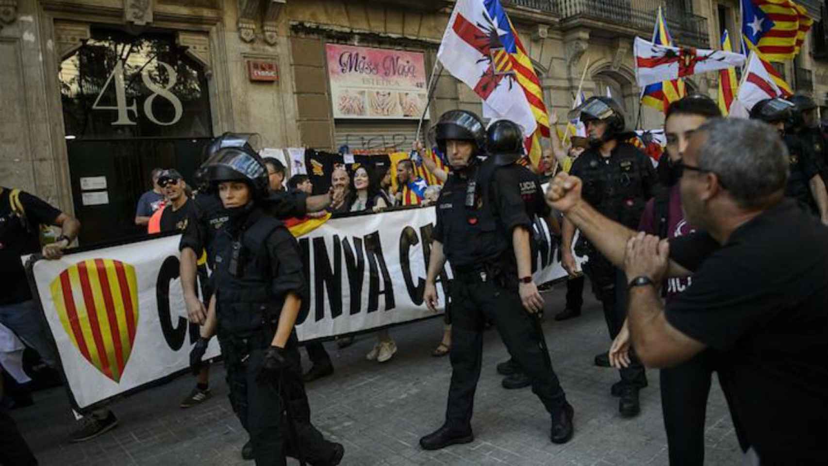 Los Mossos han tenido que separar a los diferentes grupos independentistas de ultras / Crónica Global