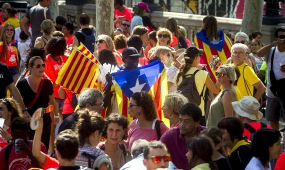 Los manteros han hecho su agosto en la Diada / HUGO FERNÁNDEZ