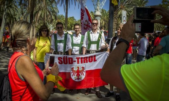 Un grupo de sud-tiroleses, apoyando a los 'indepes' / HUGO FERNÁNDEZ