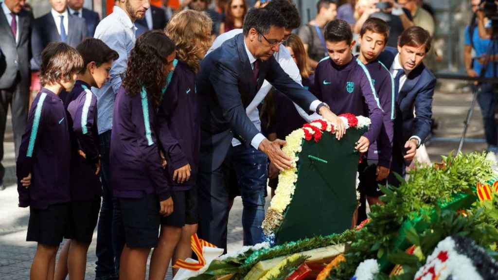 Josep Mª Bartomeu, en la ofrenda floral junto a jugadores de las categorías inferiores del club / EFE