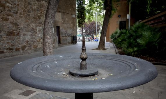 Fuente que preside la placeta del Roser / HUGO FERNÁNDEZ