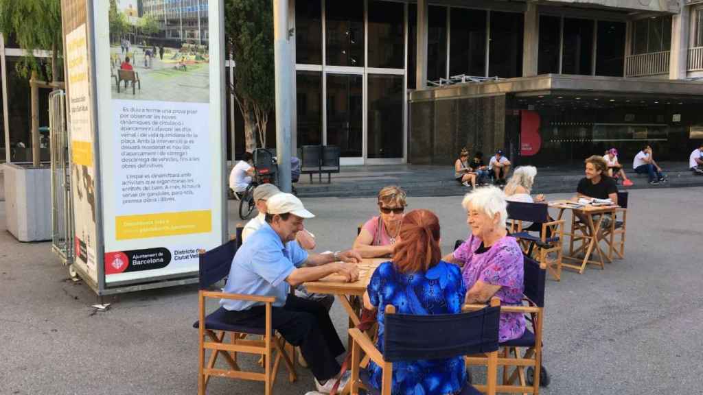 Un momento de solaz y dominó en la Plaza Sant Miquel / MIKI