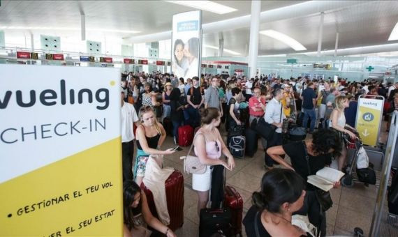 Miles de pasajeros han sufrido retrasos este verano en el aeropuerto de Barcelona / Archivo