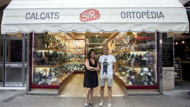 Los hermanos, Núria y Jordi Olivella, delante de la tienda de Calzados Sir de la ronda de Sant Antoni